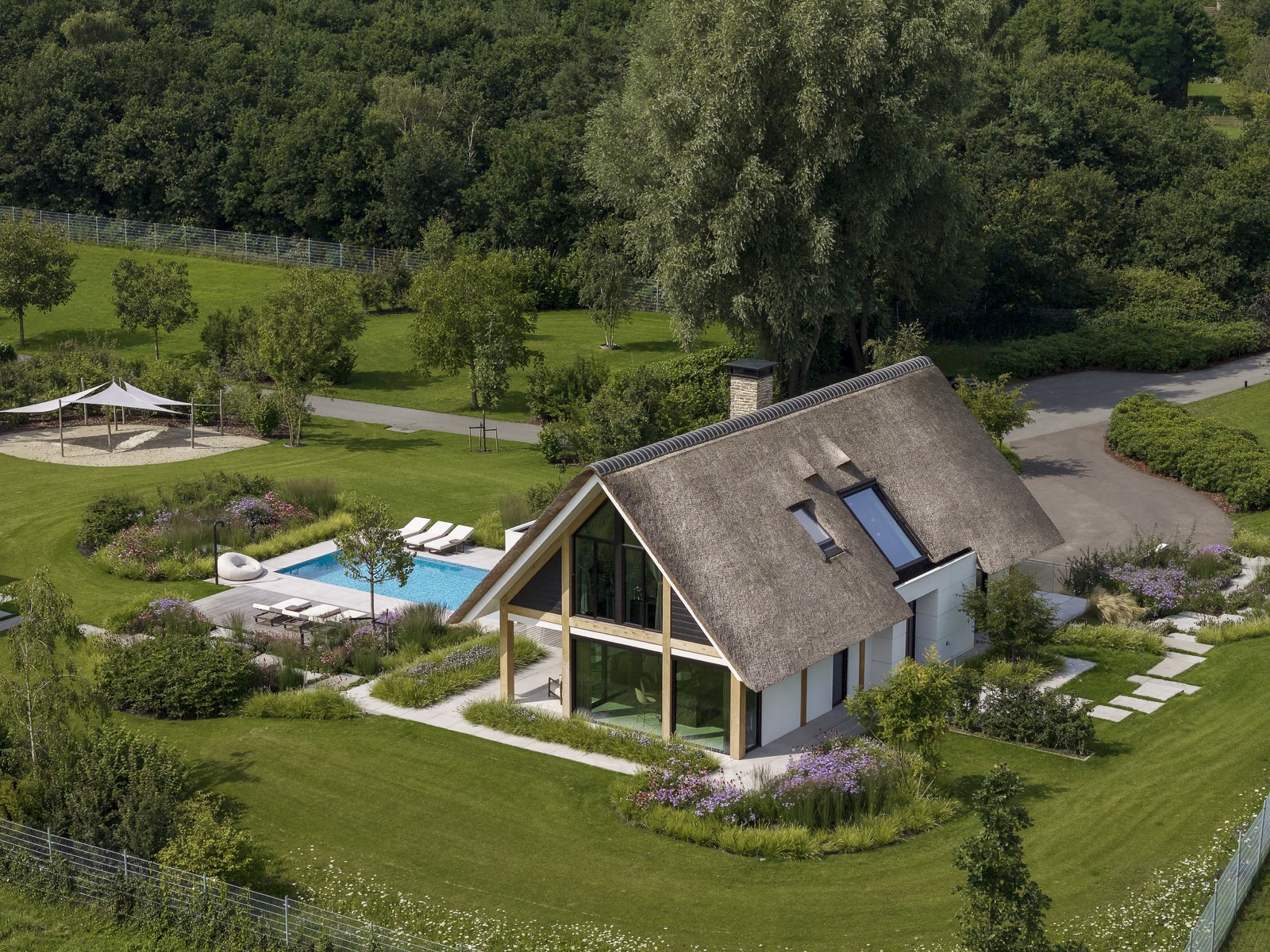villa met stalen deuren en kozijnen 