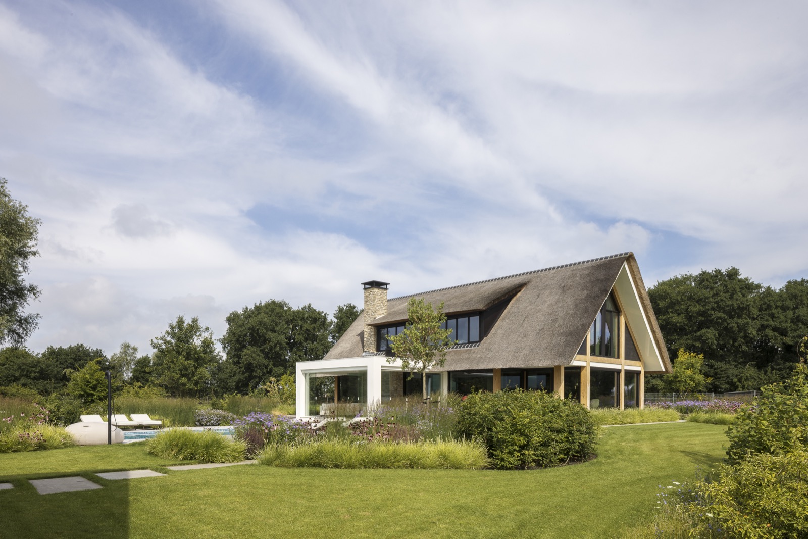 villa met stalen kozijnen en stalen buitendeuren