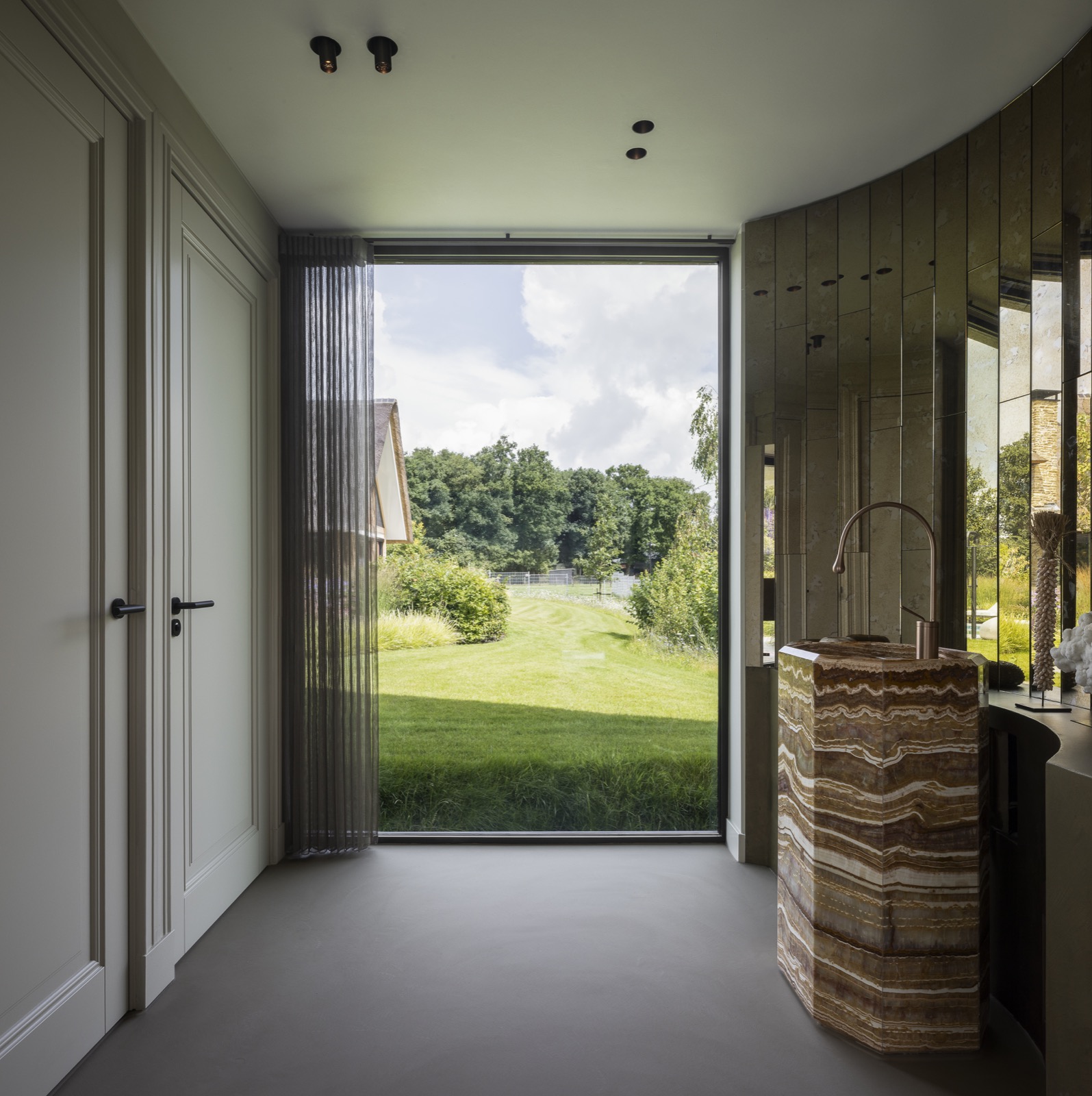luxe interieur met stalen kozijn