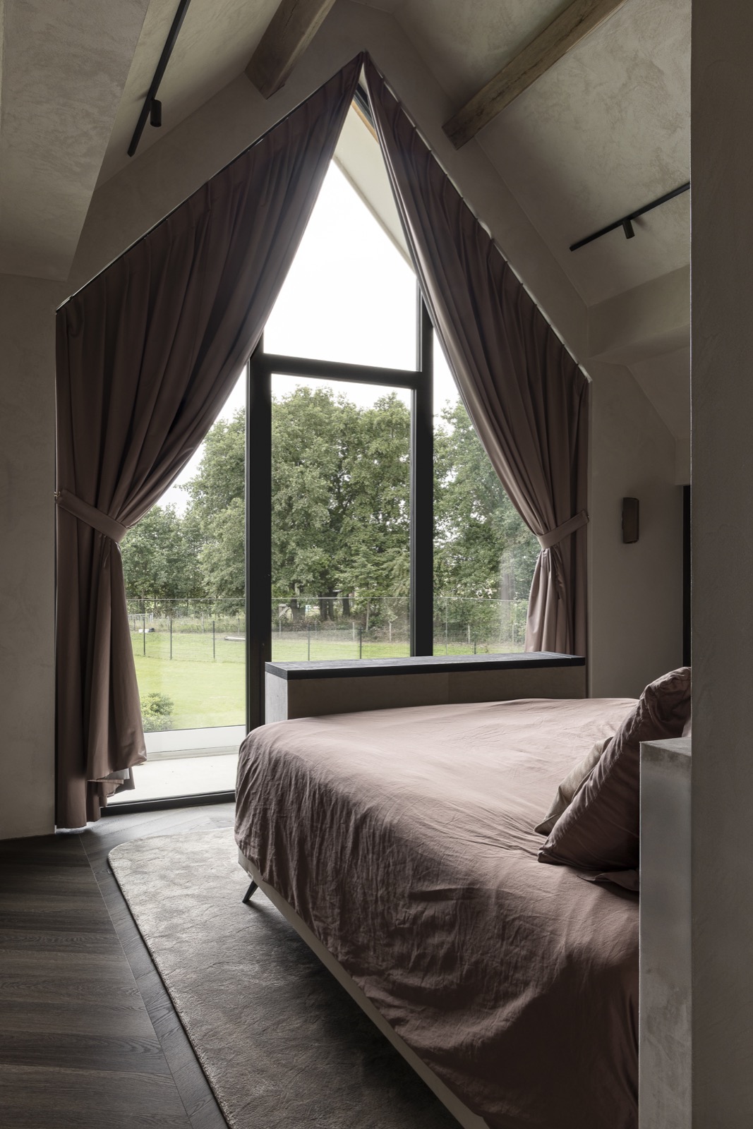 slaapkamer met stalen kozijnen