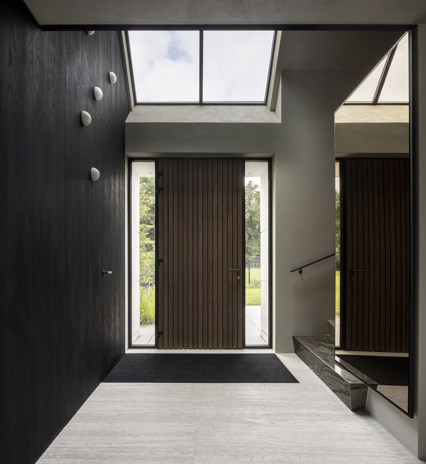 hal met luxe stalen deur