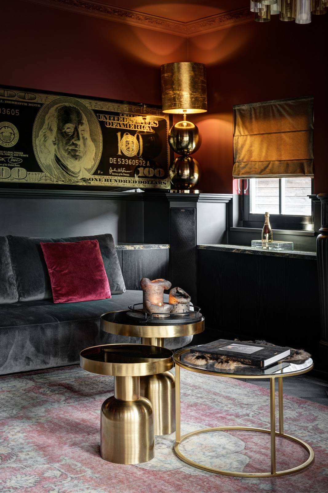 interieur met stalen salontafel