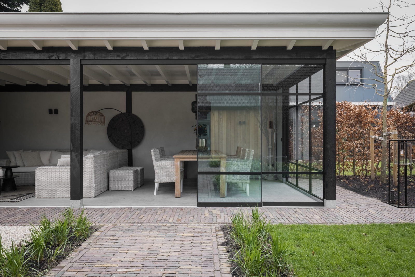 bijgebouw met glazen schuifdeuren