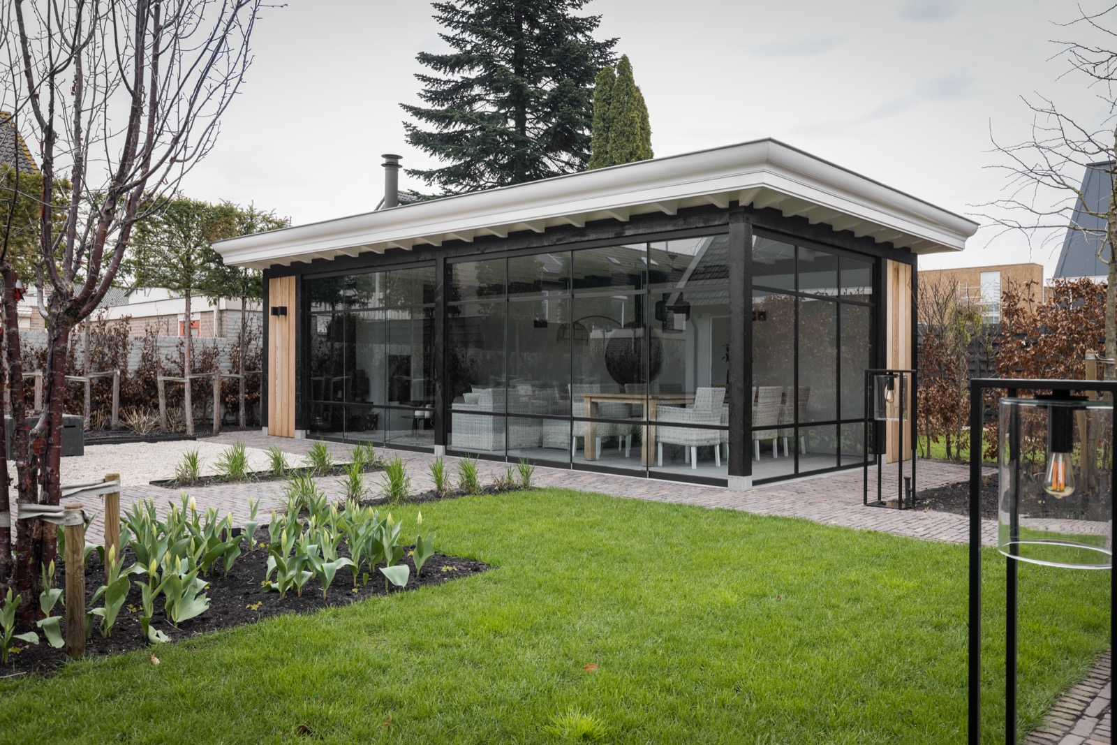 tuin met luxe bijgebouw