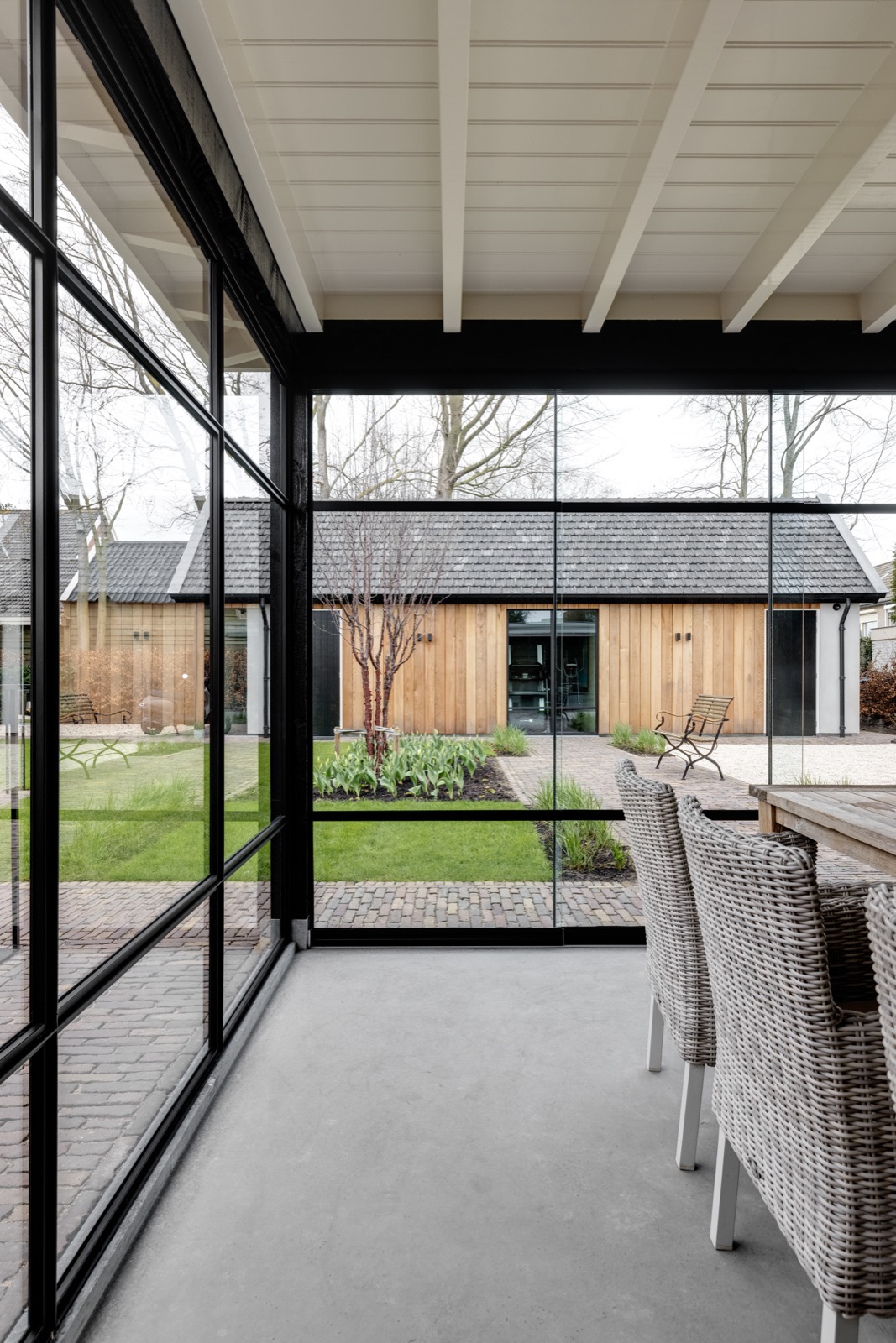 interieur met luxe stalen deuren