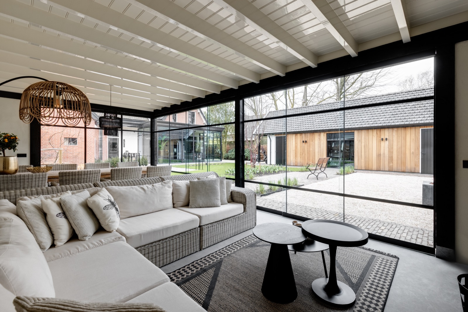 woonkamer met luxe stalen deuren