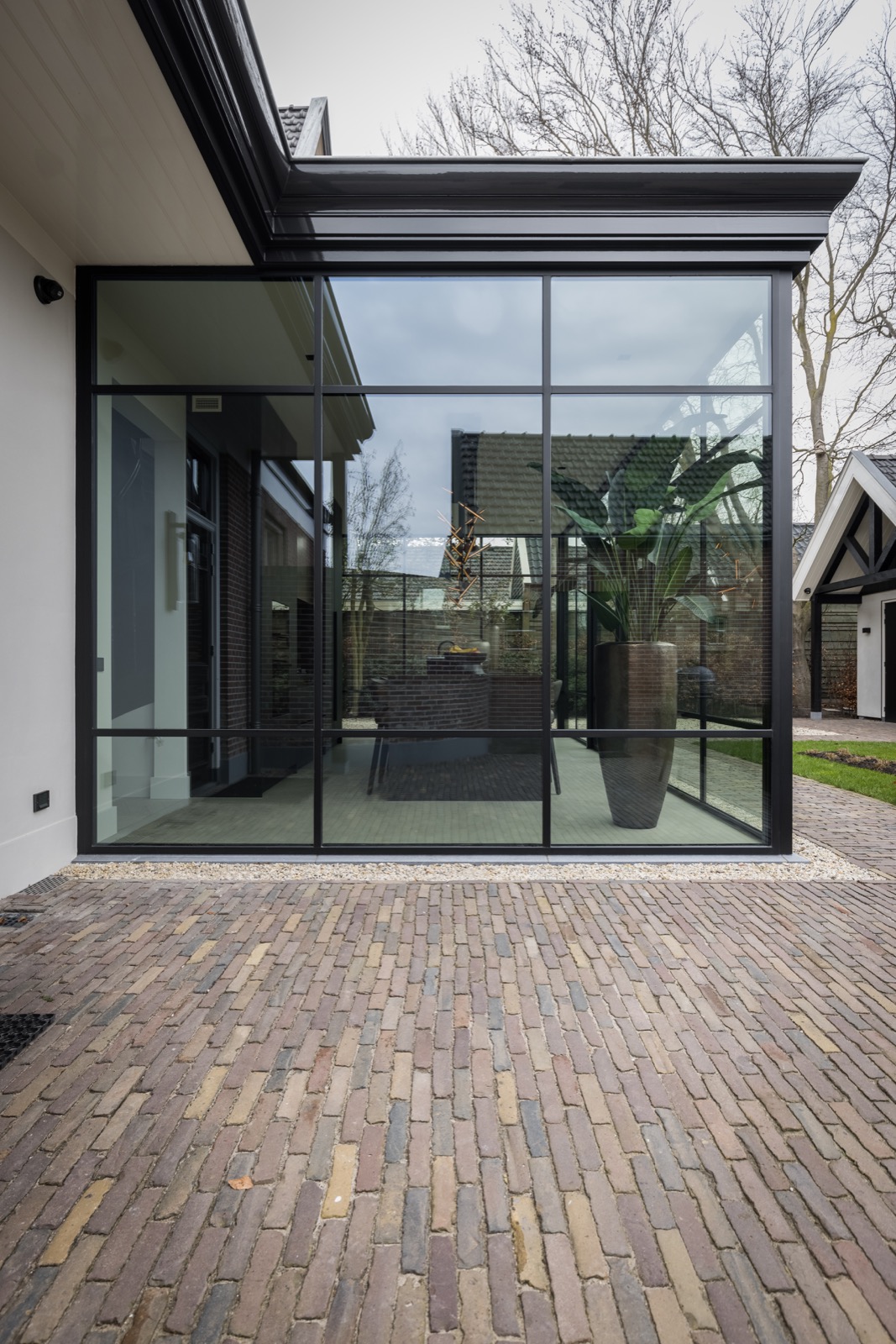 villa met aanbouw met stalen puien