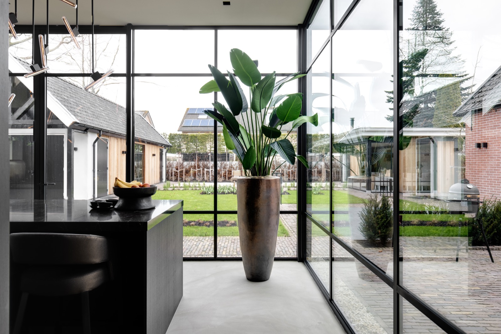 interieur met luxe stalen deuren