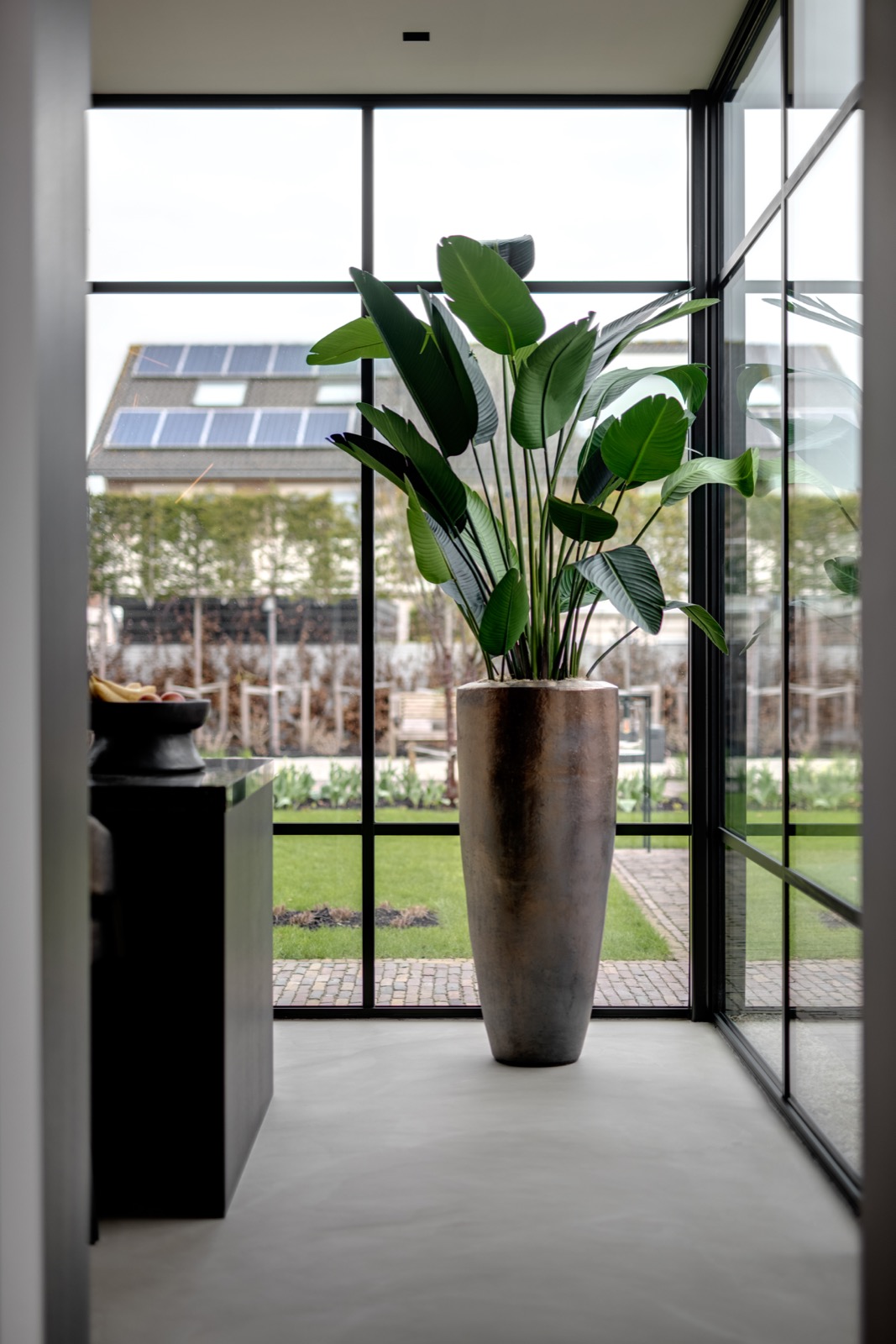 interieur met stalen pui