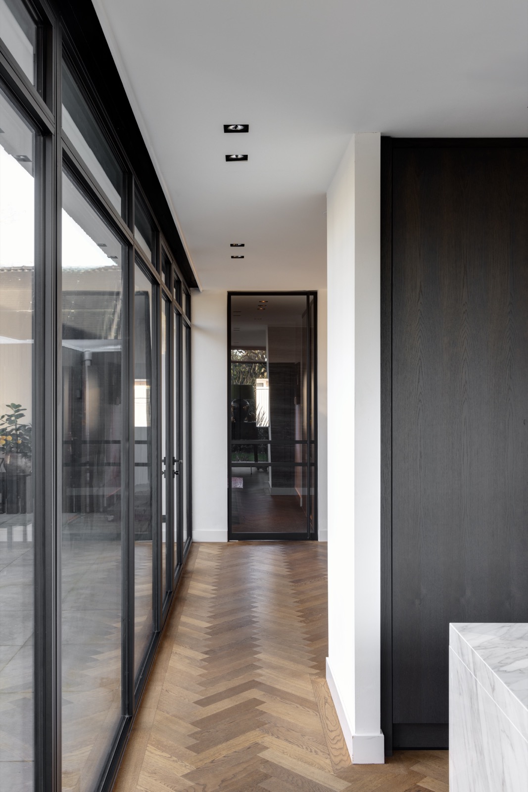 interieur met luxe stalen pui