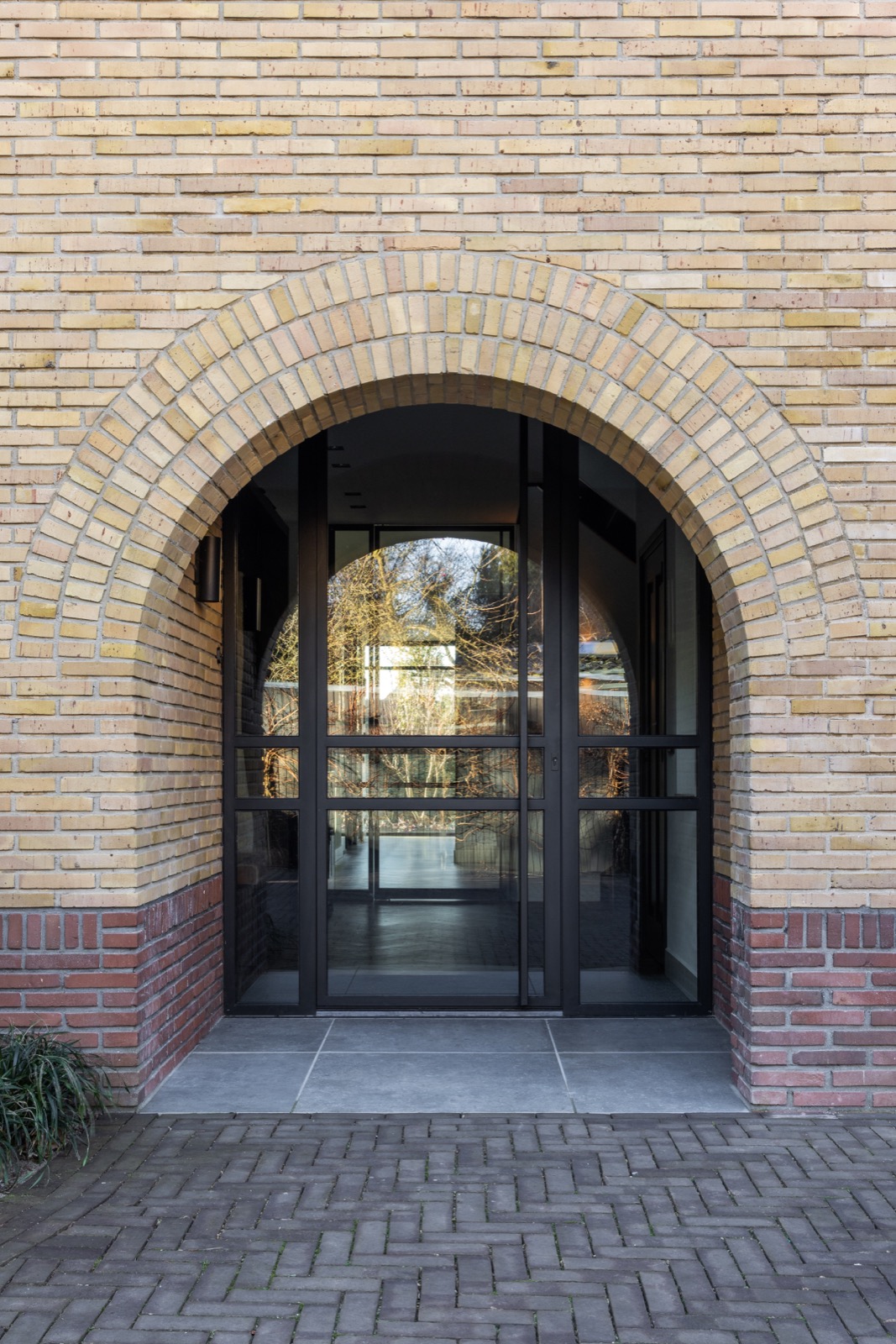 villa met luxe stalen buitendeur