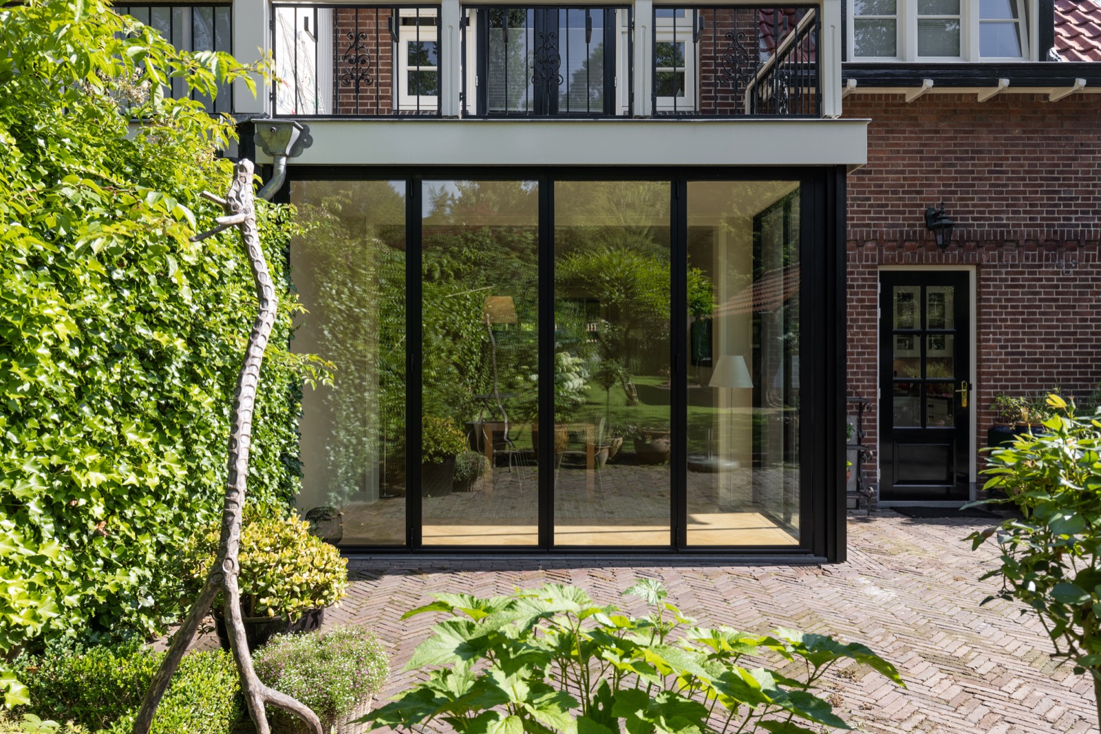 aanbouw met glazen schuifdeuren