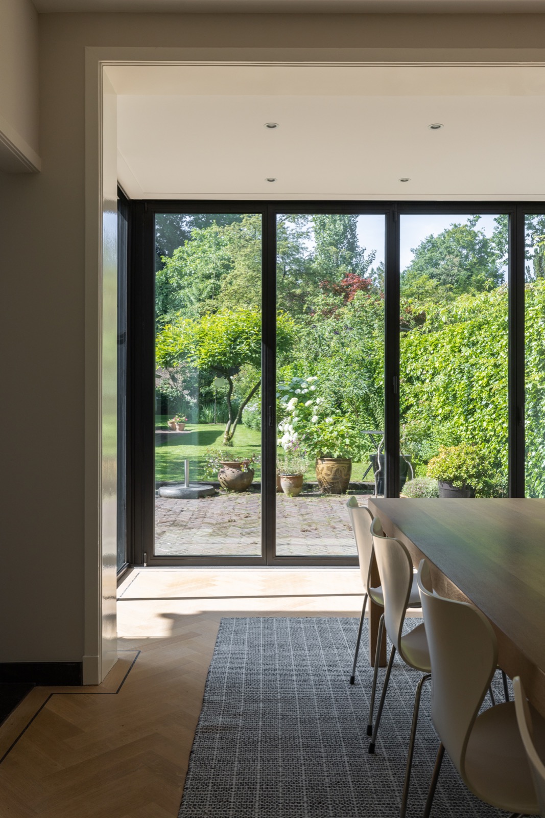 interieur met stalen deuren met glas