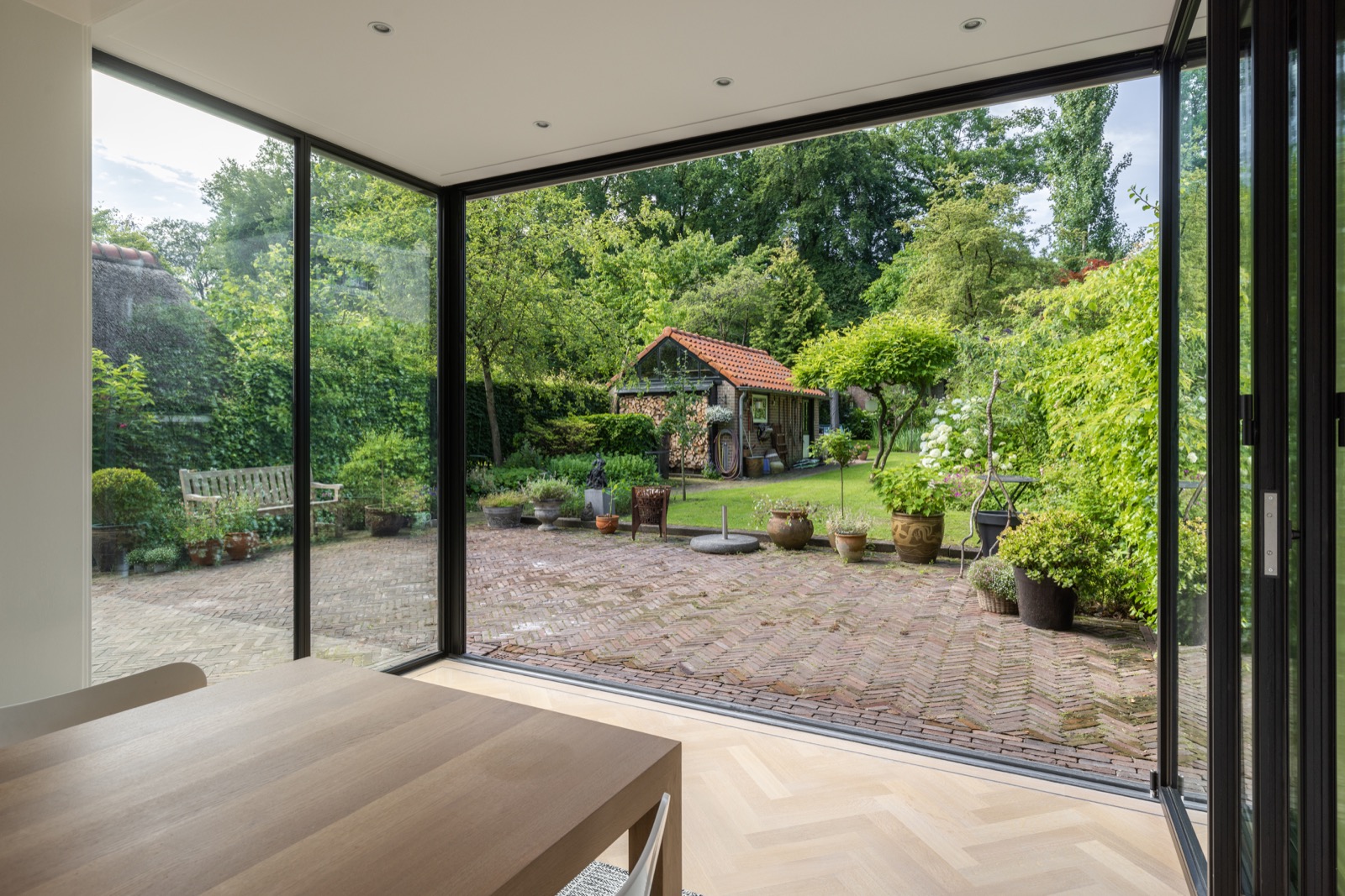 luxe glazen pui met schuifdeuren