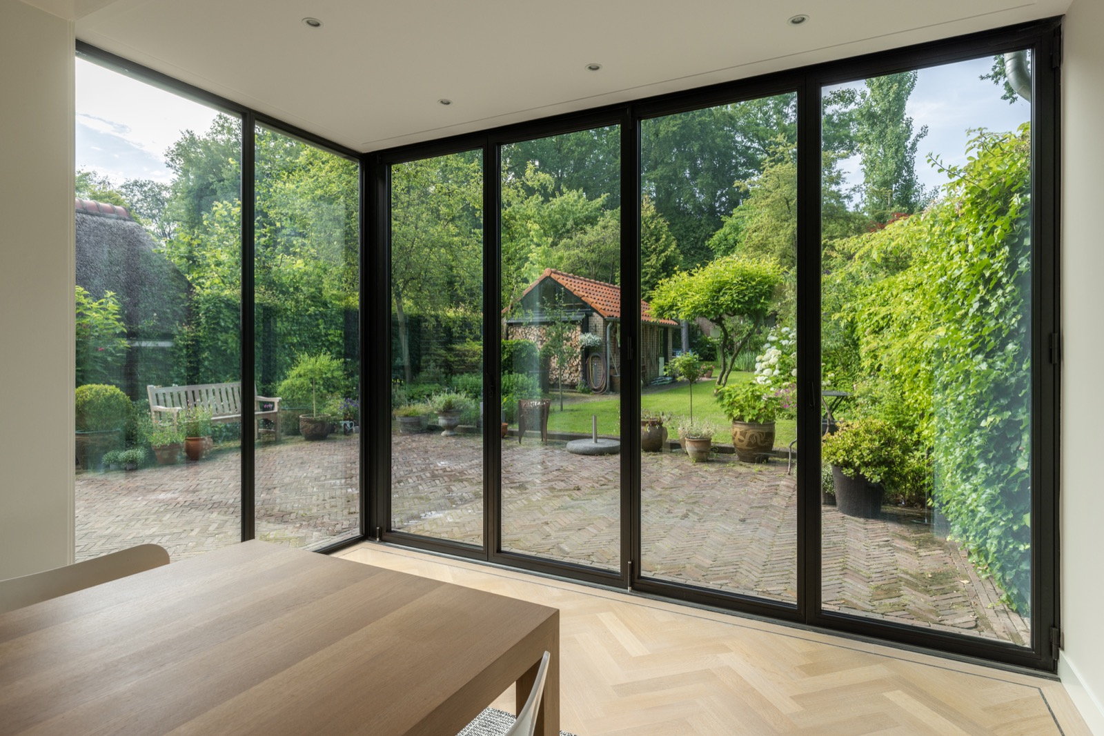 interieur met stalen pui