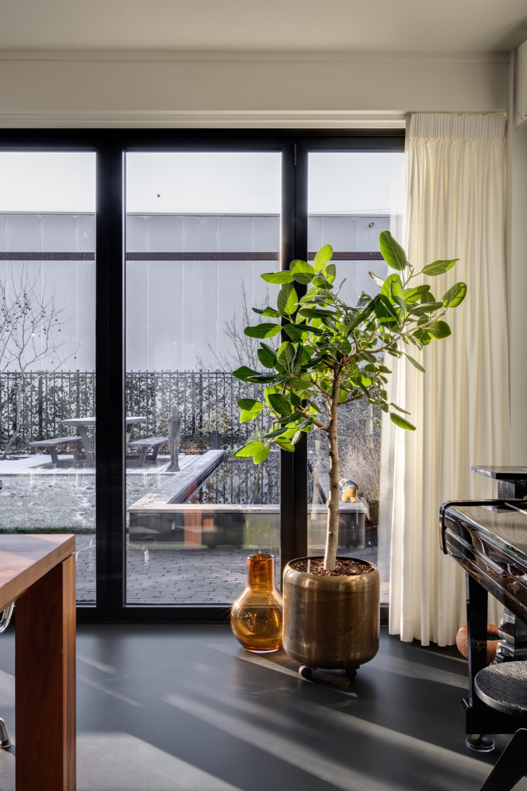 interieur met stalen pui