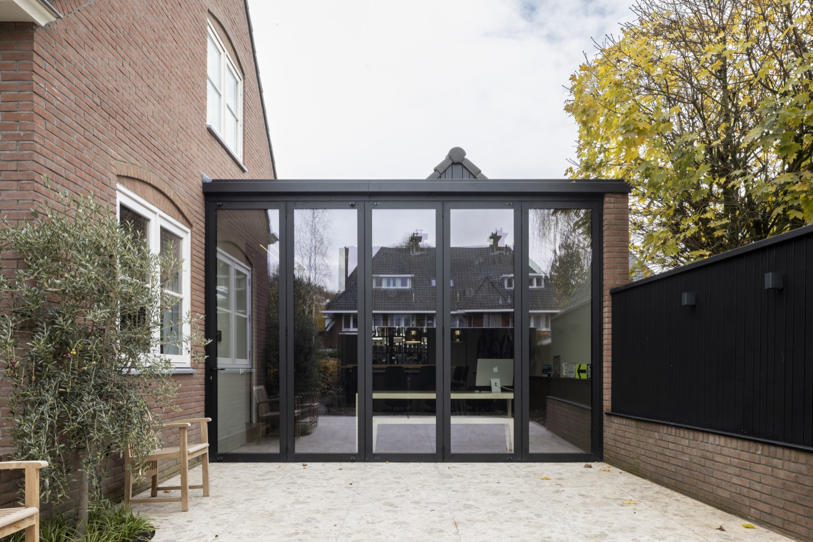 bijgebouw met stalen pui