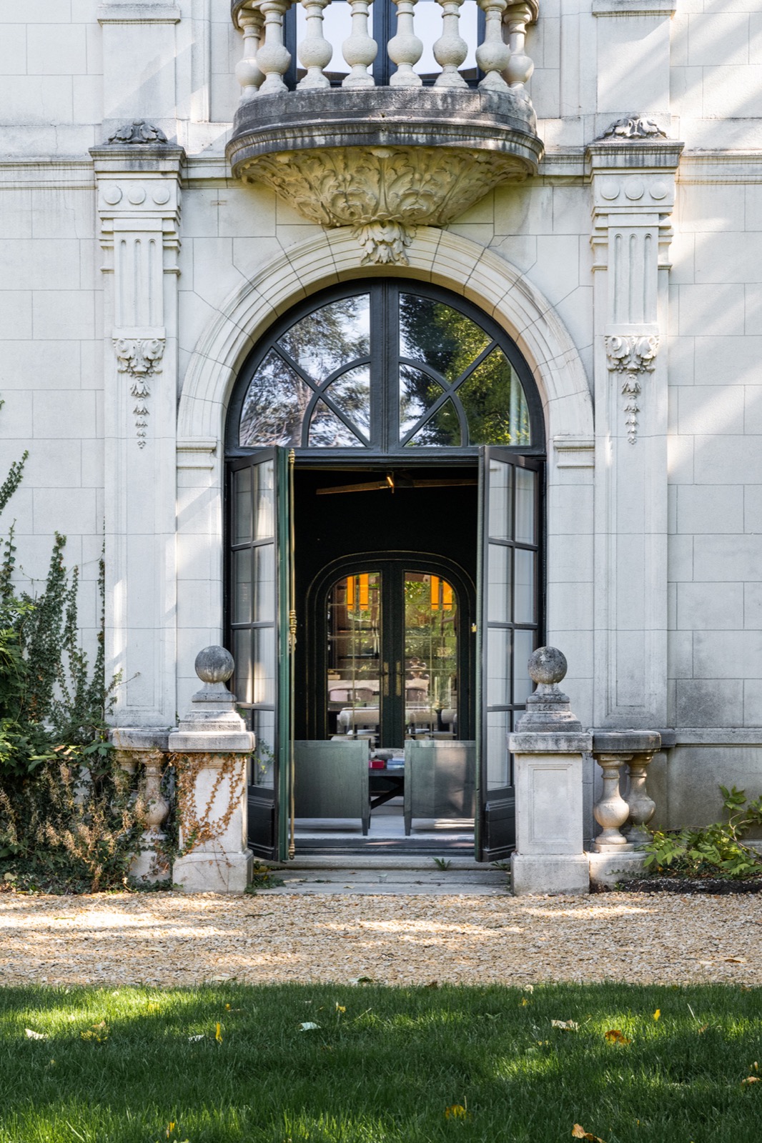 villa met luxe voordeur
