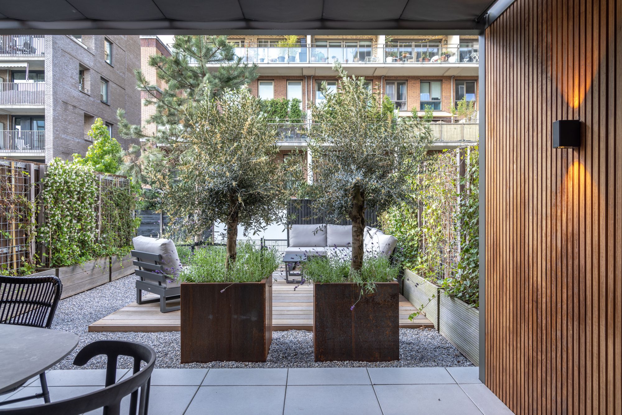 tuin met bloembakken