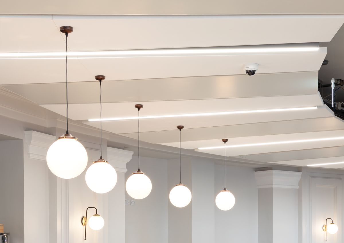 plafond met hanglampen