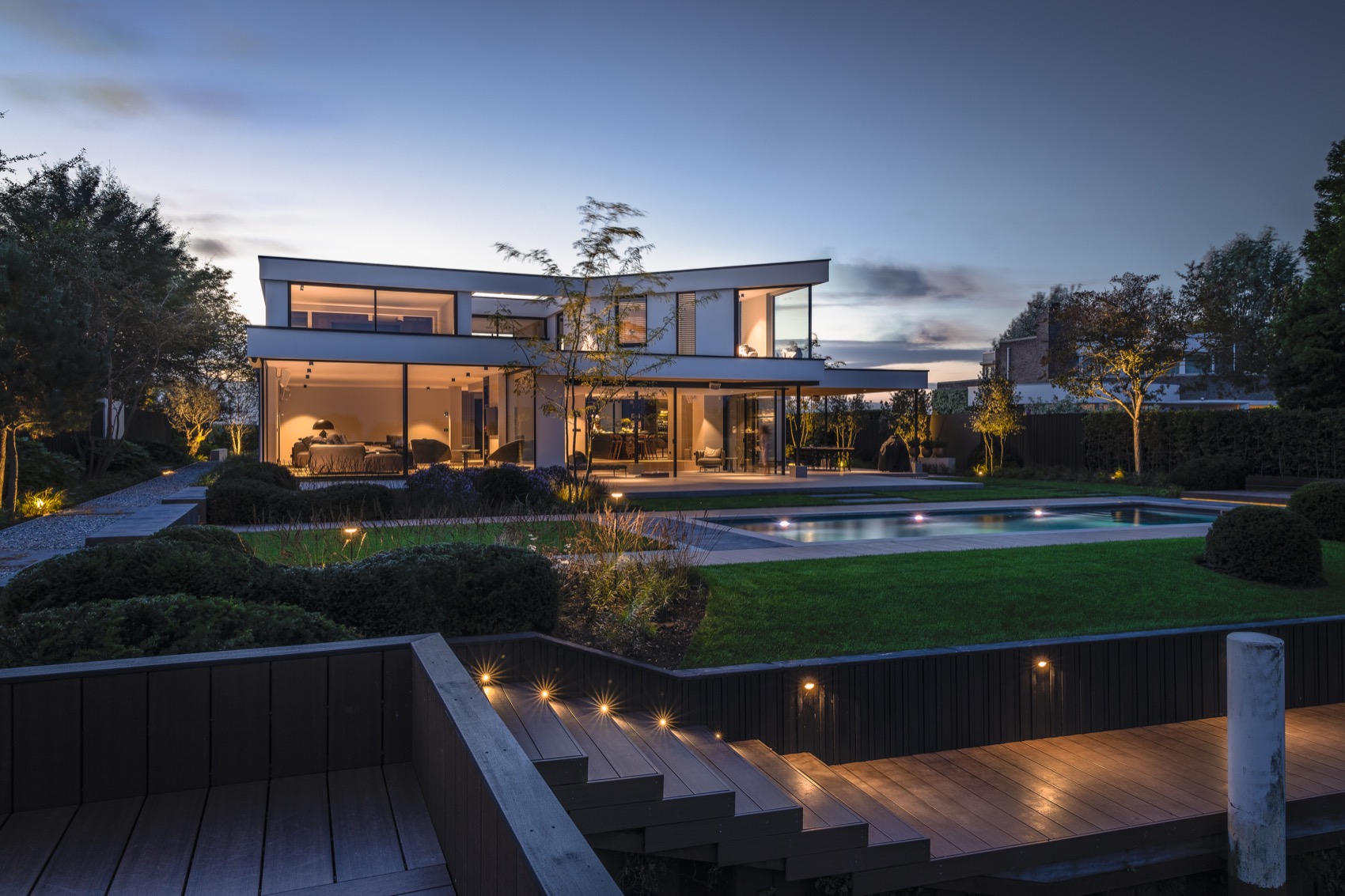 tuin met verlicht zwembad