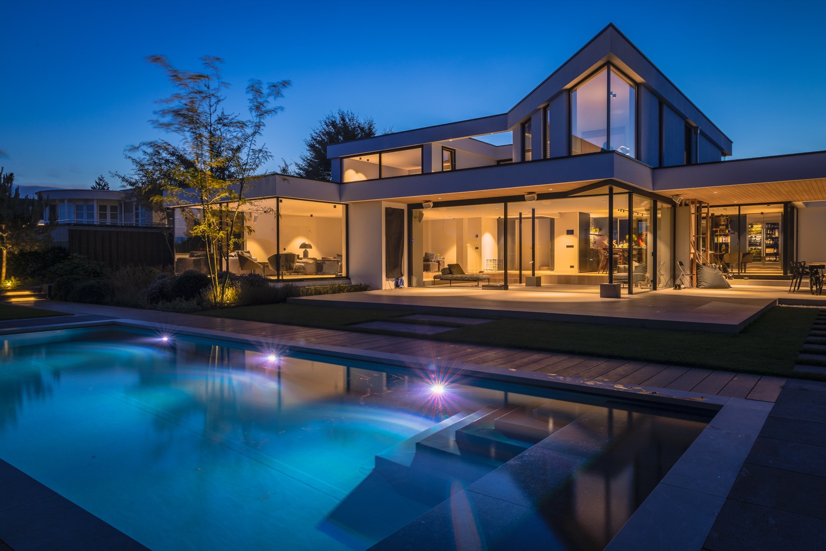 luxe zwembad met verlichting