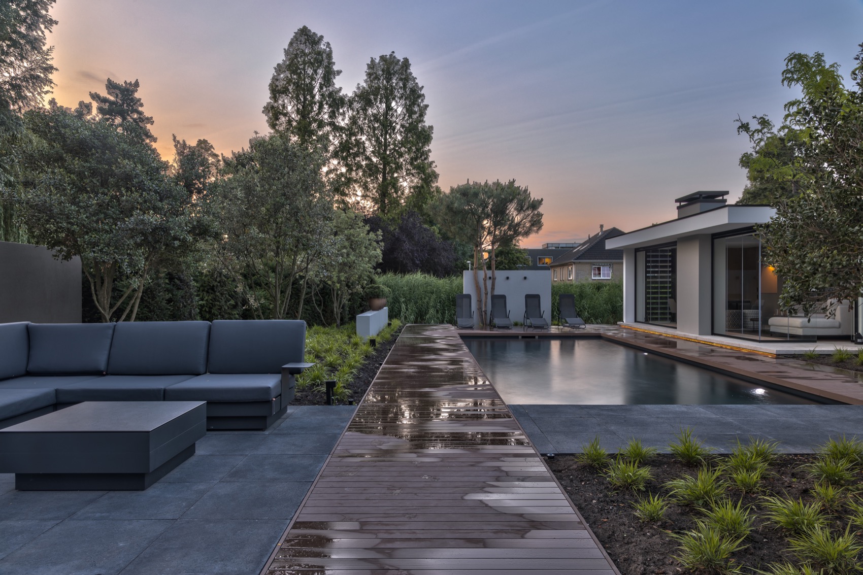 luxe tuin met zwembad