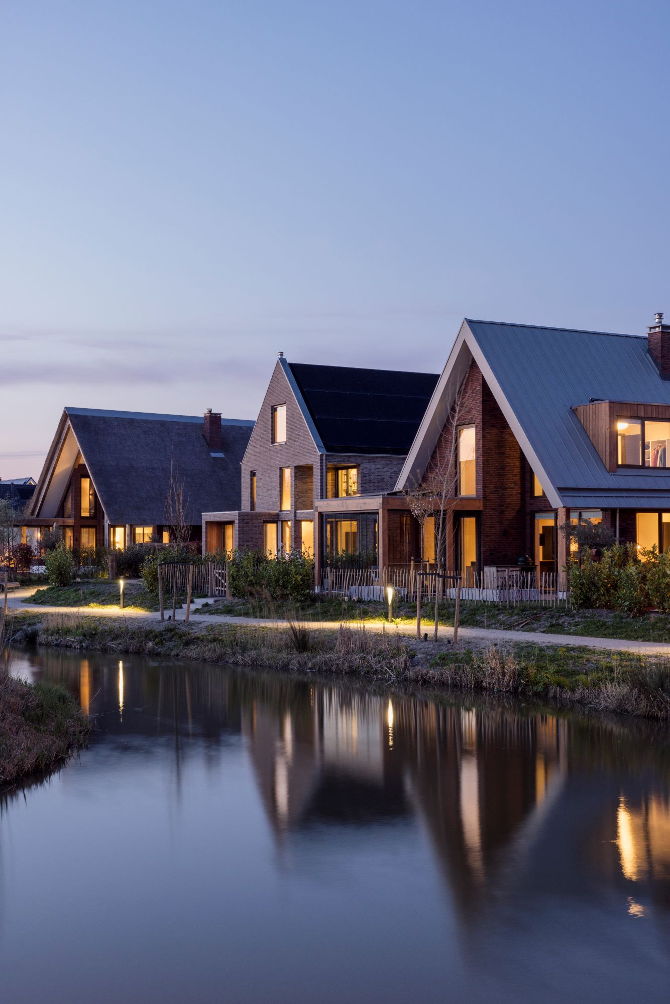 rij huizen in donker