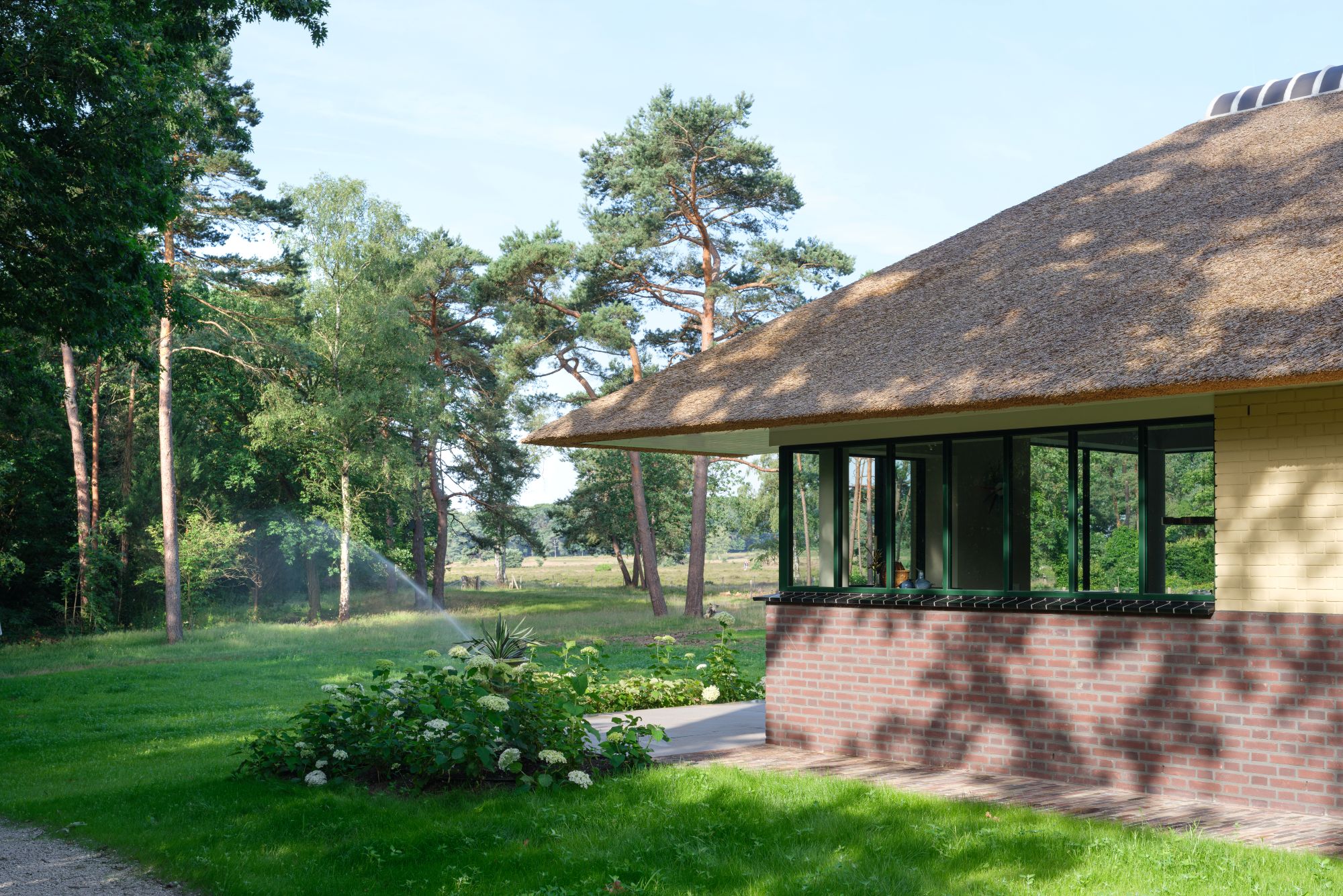 groen tuin bij villa