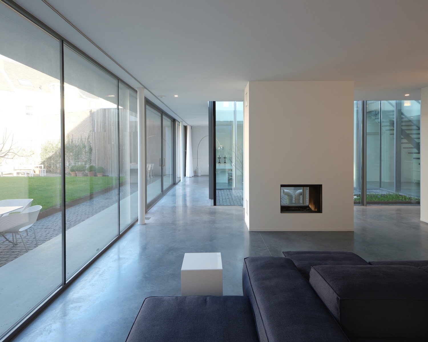 modern interieur met haard