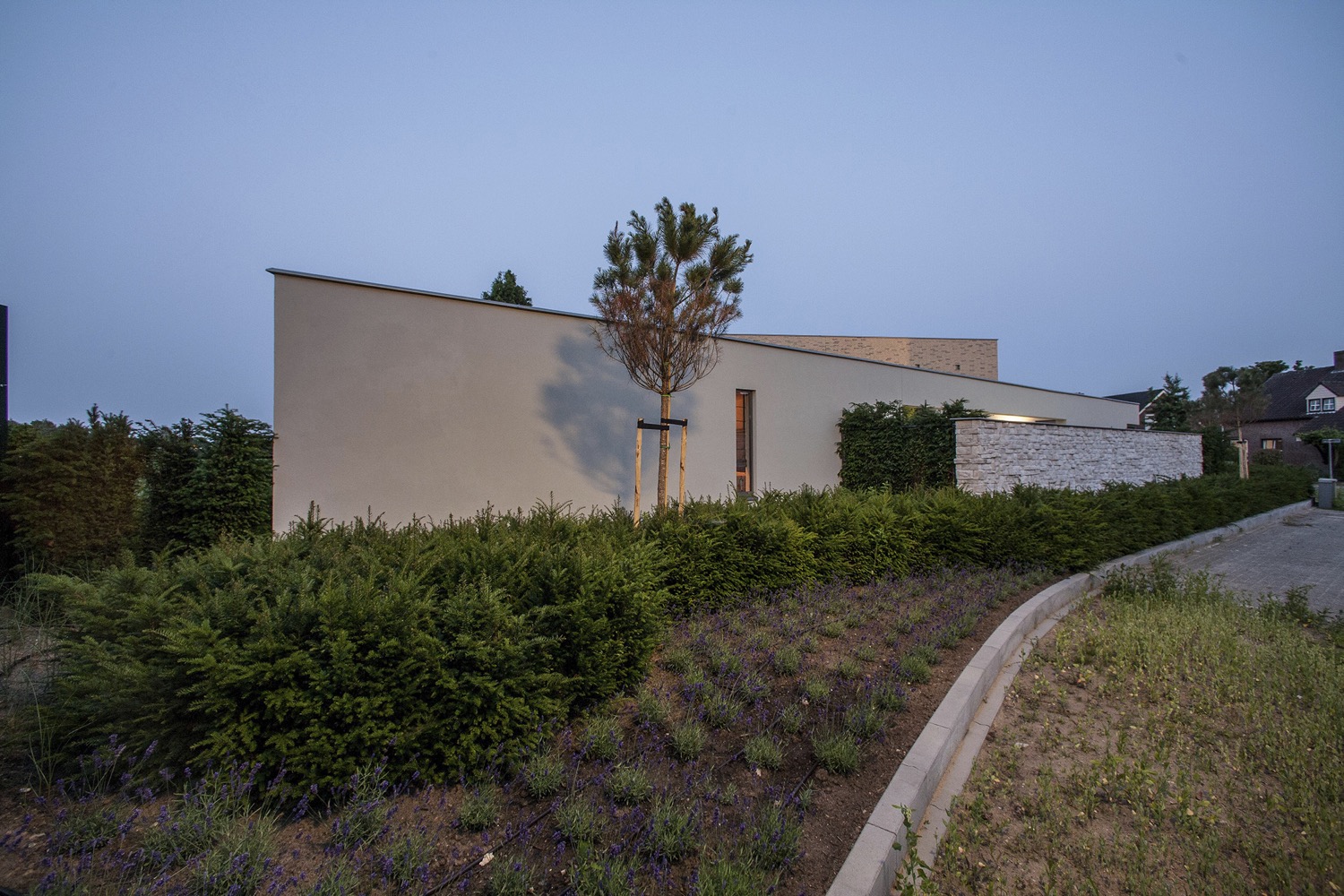 moderne villa met tuin