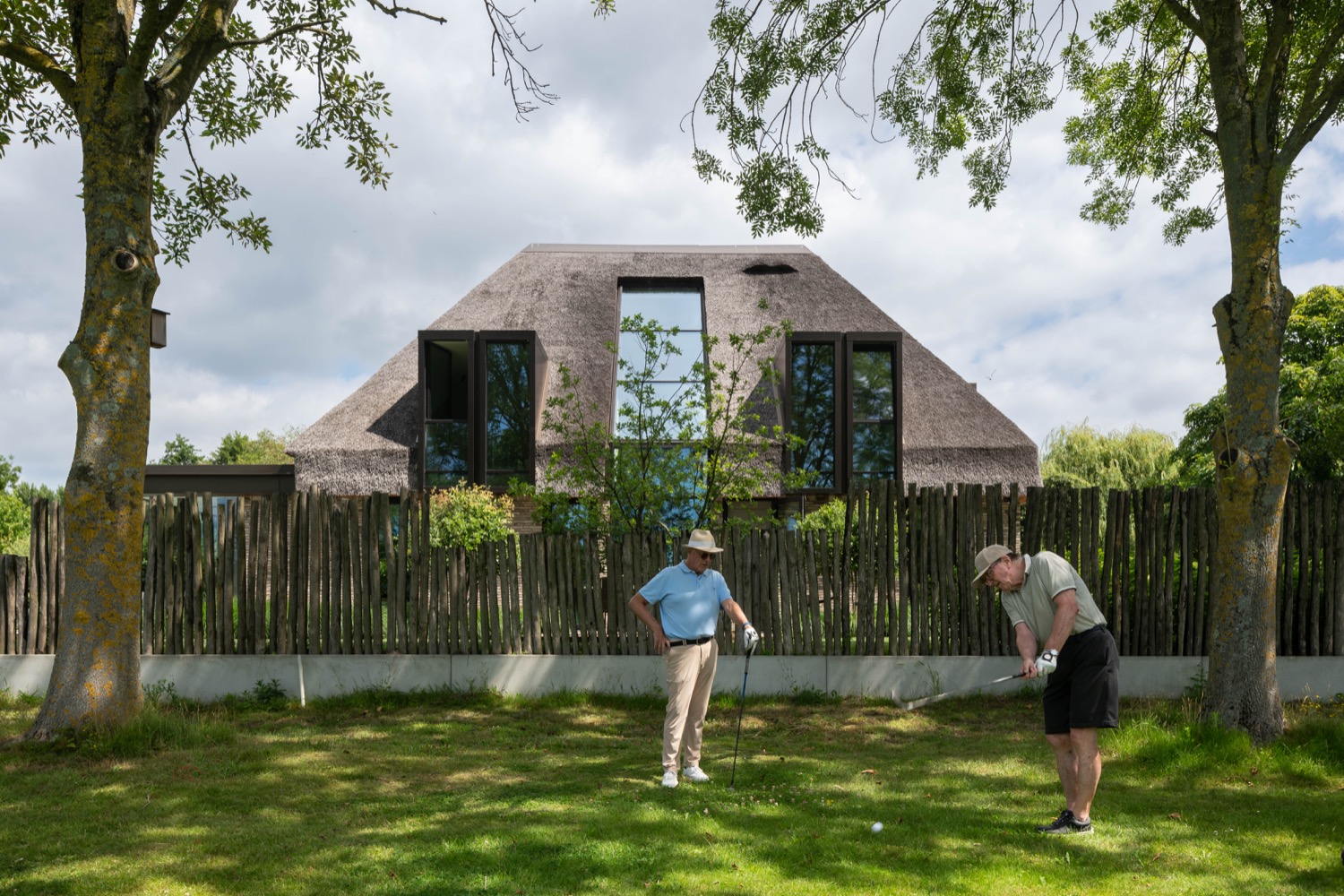 golfers in tuin