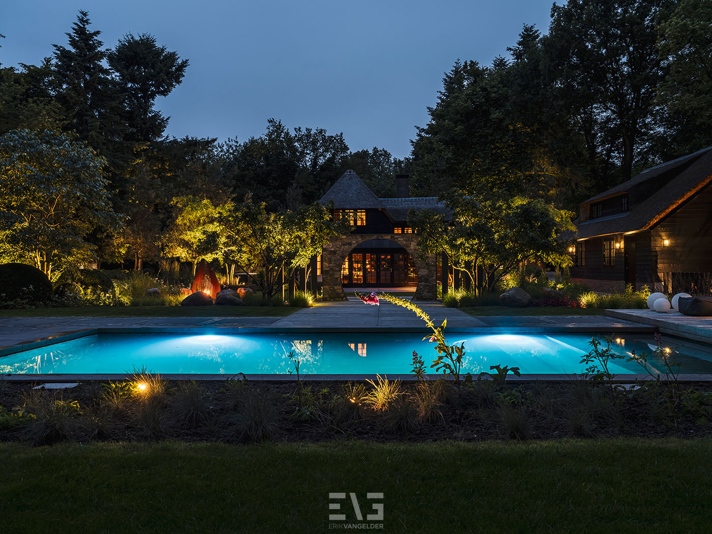 luxe tuin met zwembad