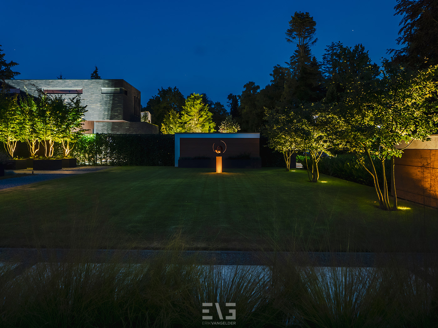 tuin met verlichting