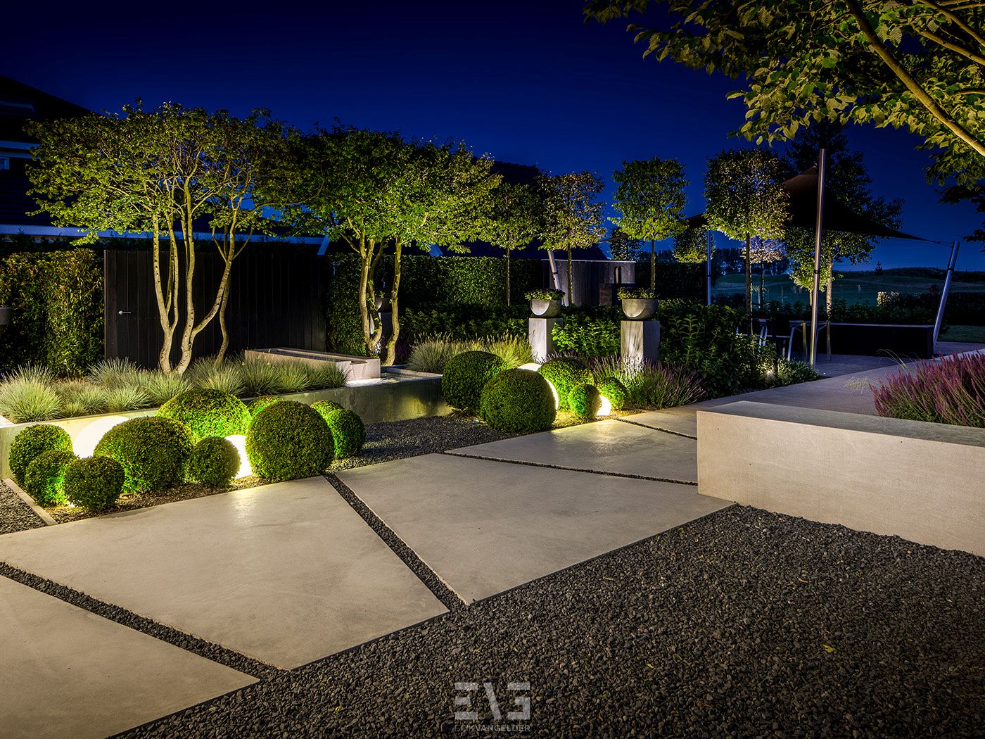 tuin met verlichting