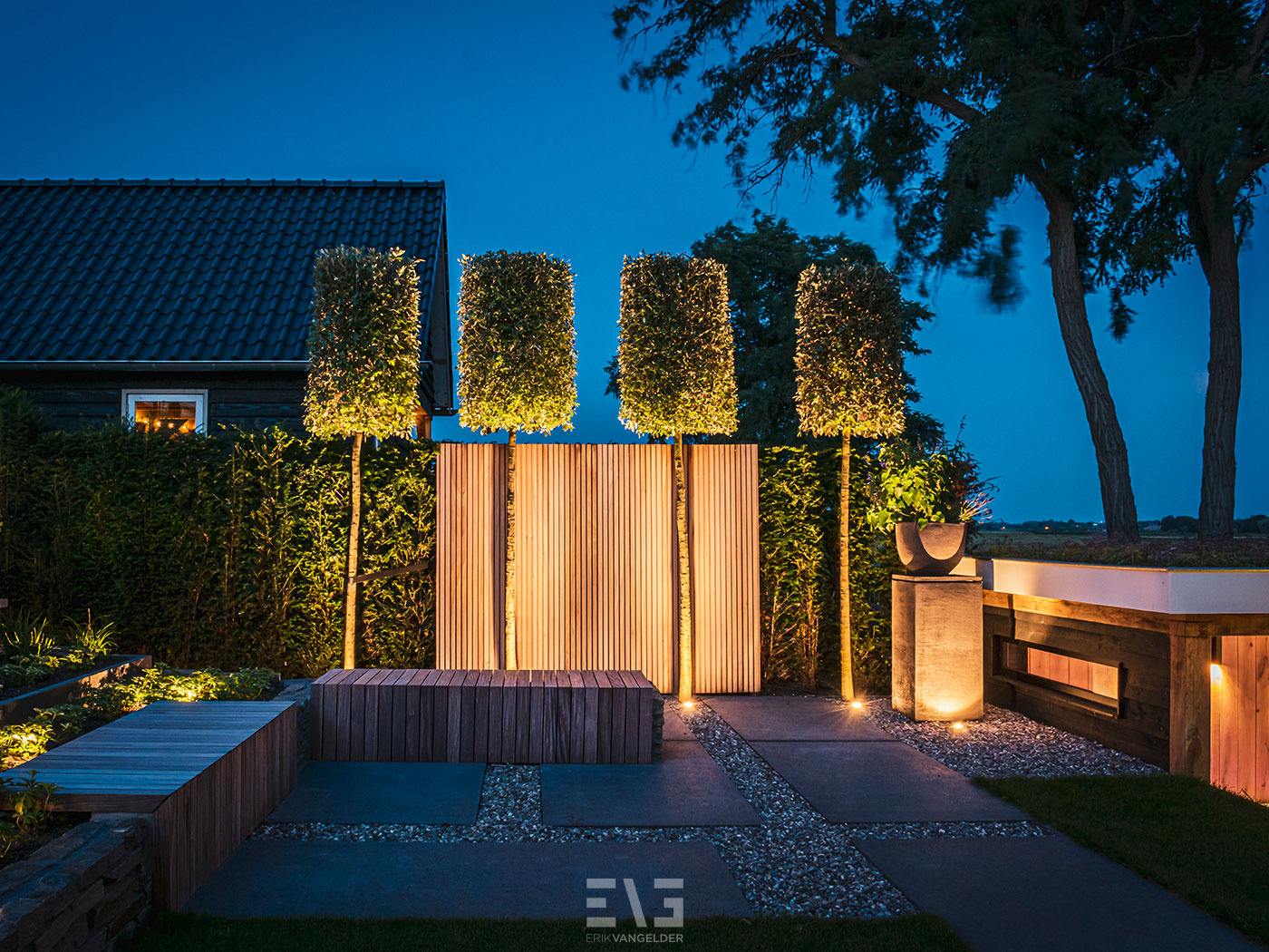 tuin met verlichting