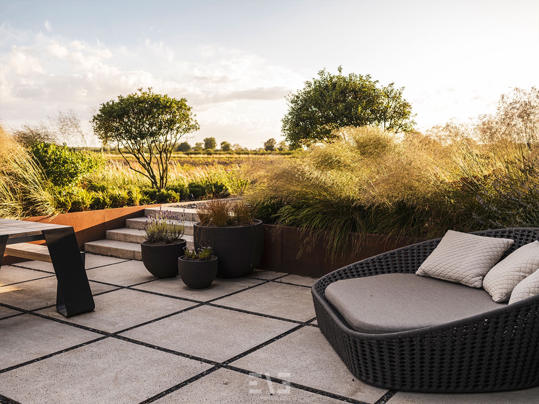 tuin met loungestoelen