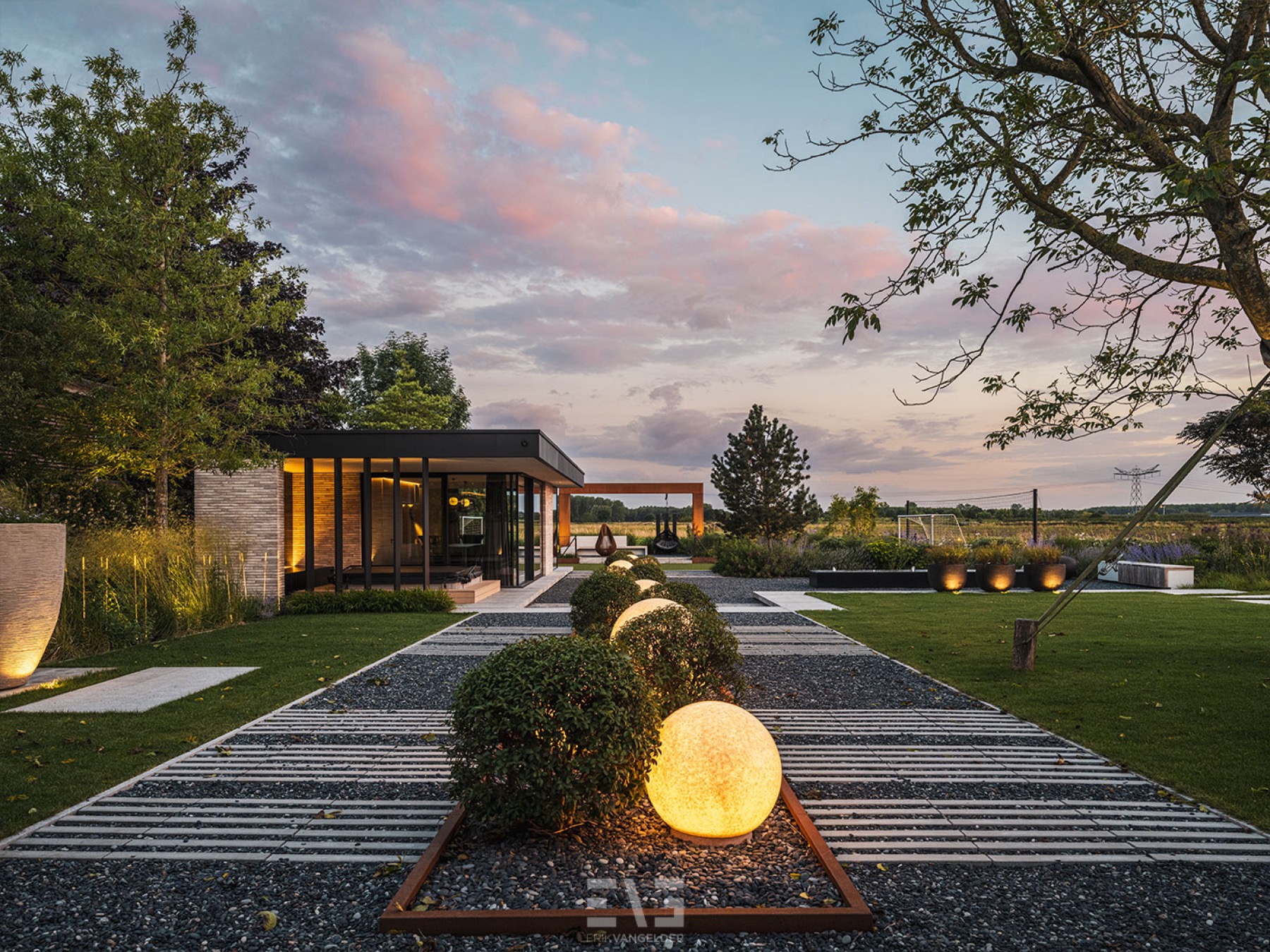 luxe tuin met tuinverlichting