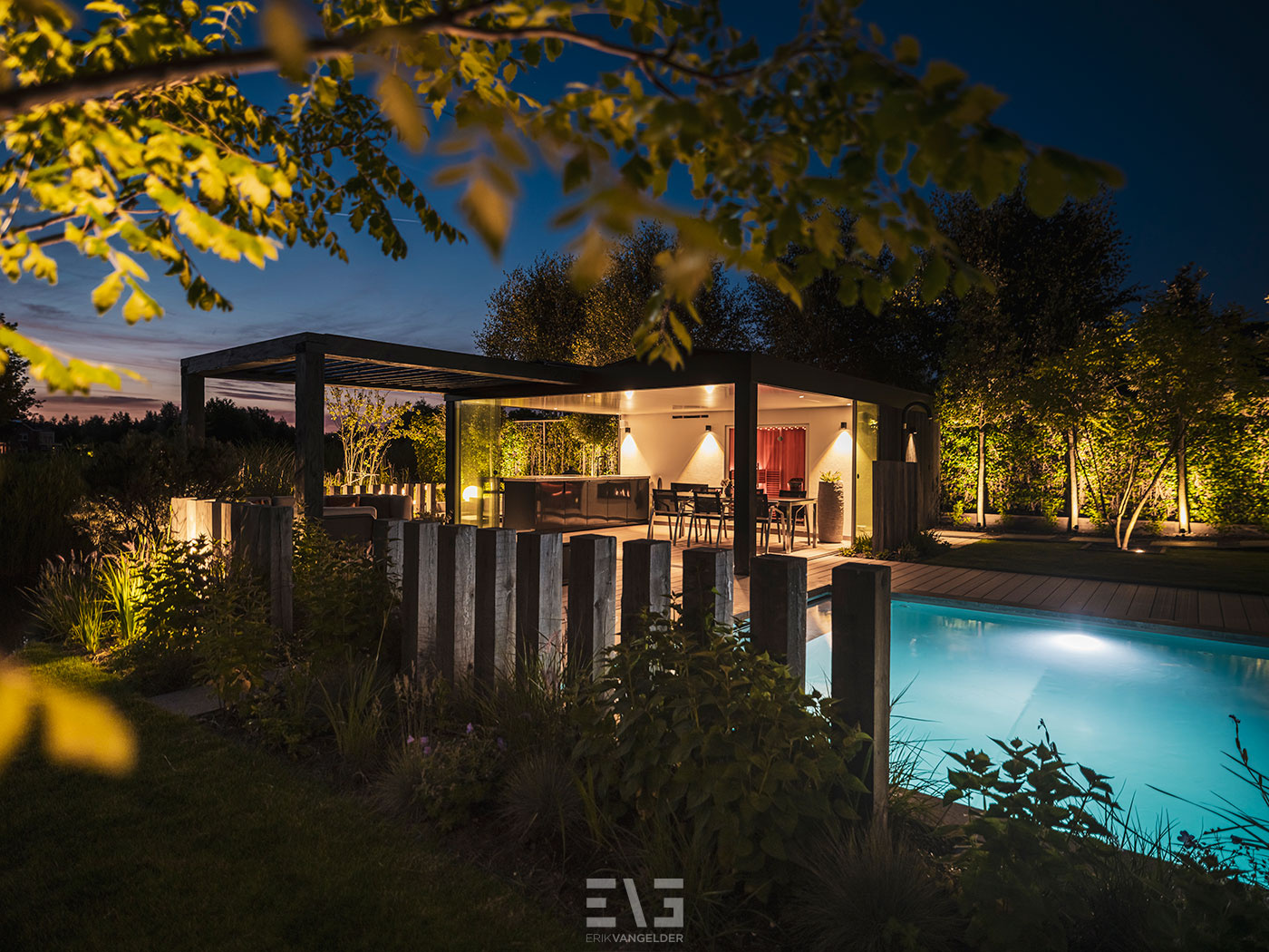 tuin met poolhouse