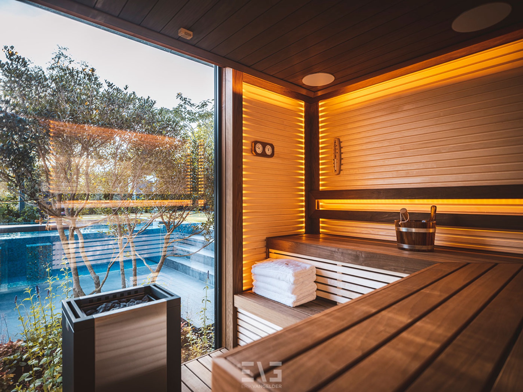 luxe tuin met sauna