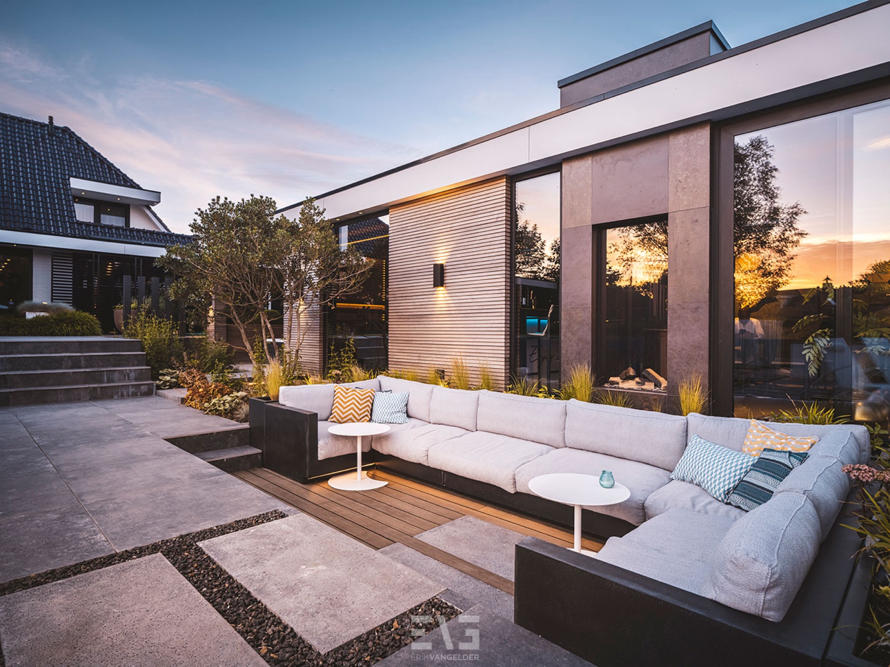 tuin met luxe tuinmeubels