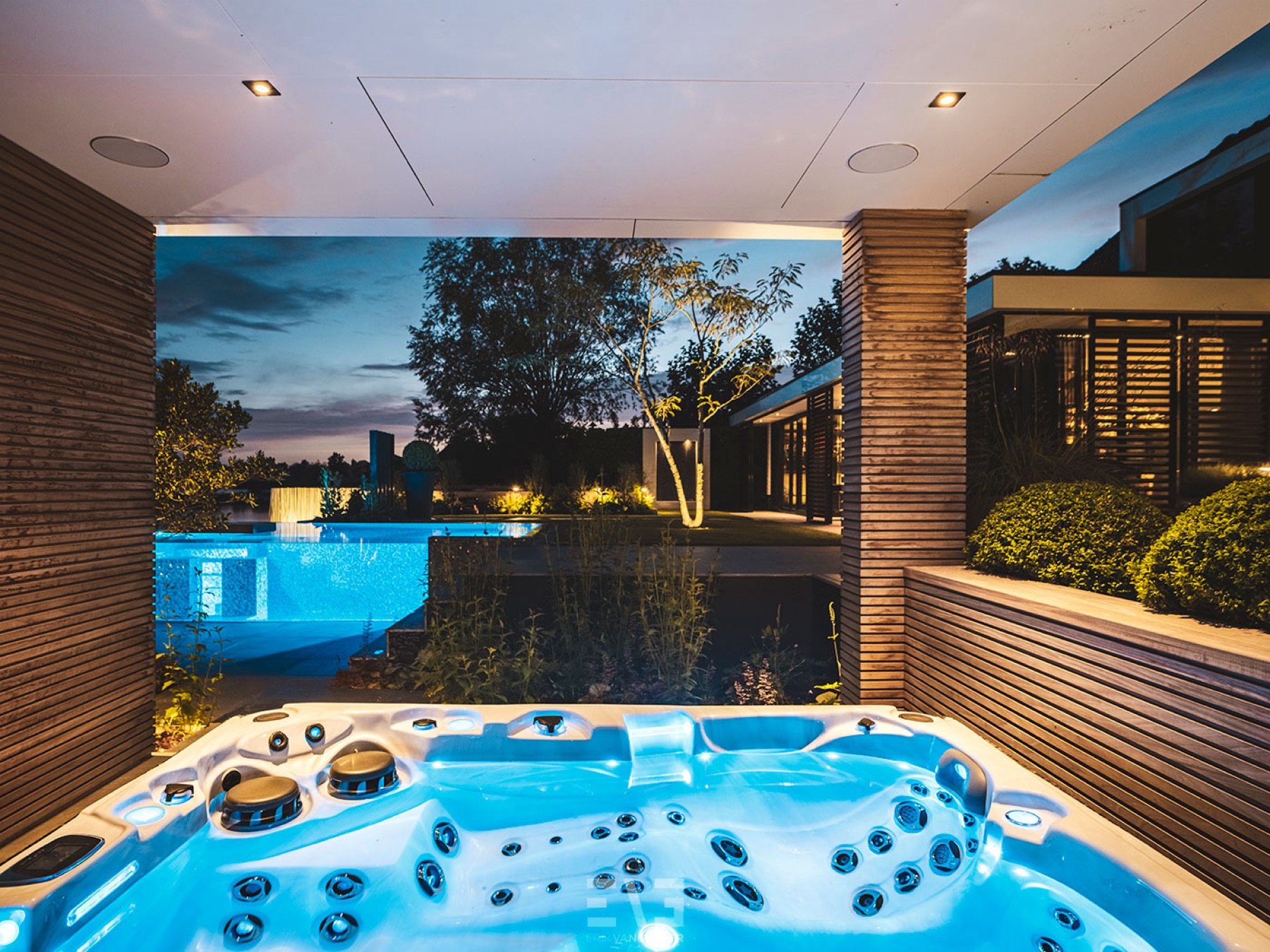 poolhouse met jacuzzi