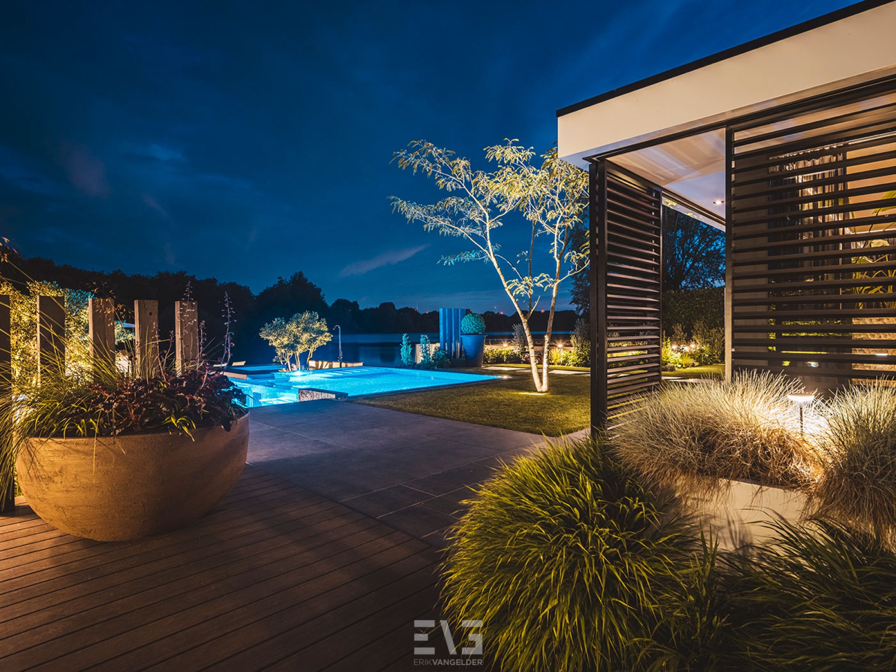 tuin met luxe tuinverlichting