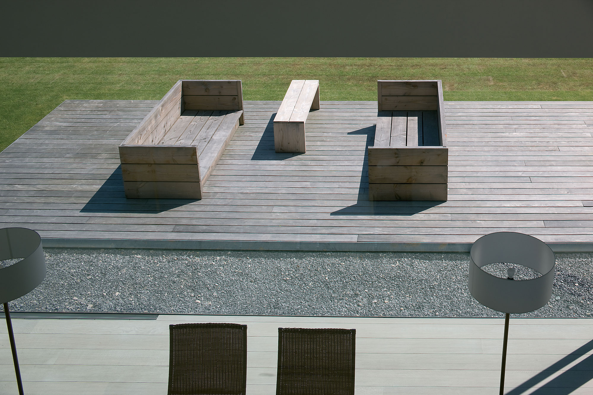 terras met strakke tuinmeubels