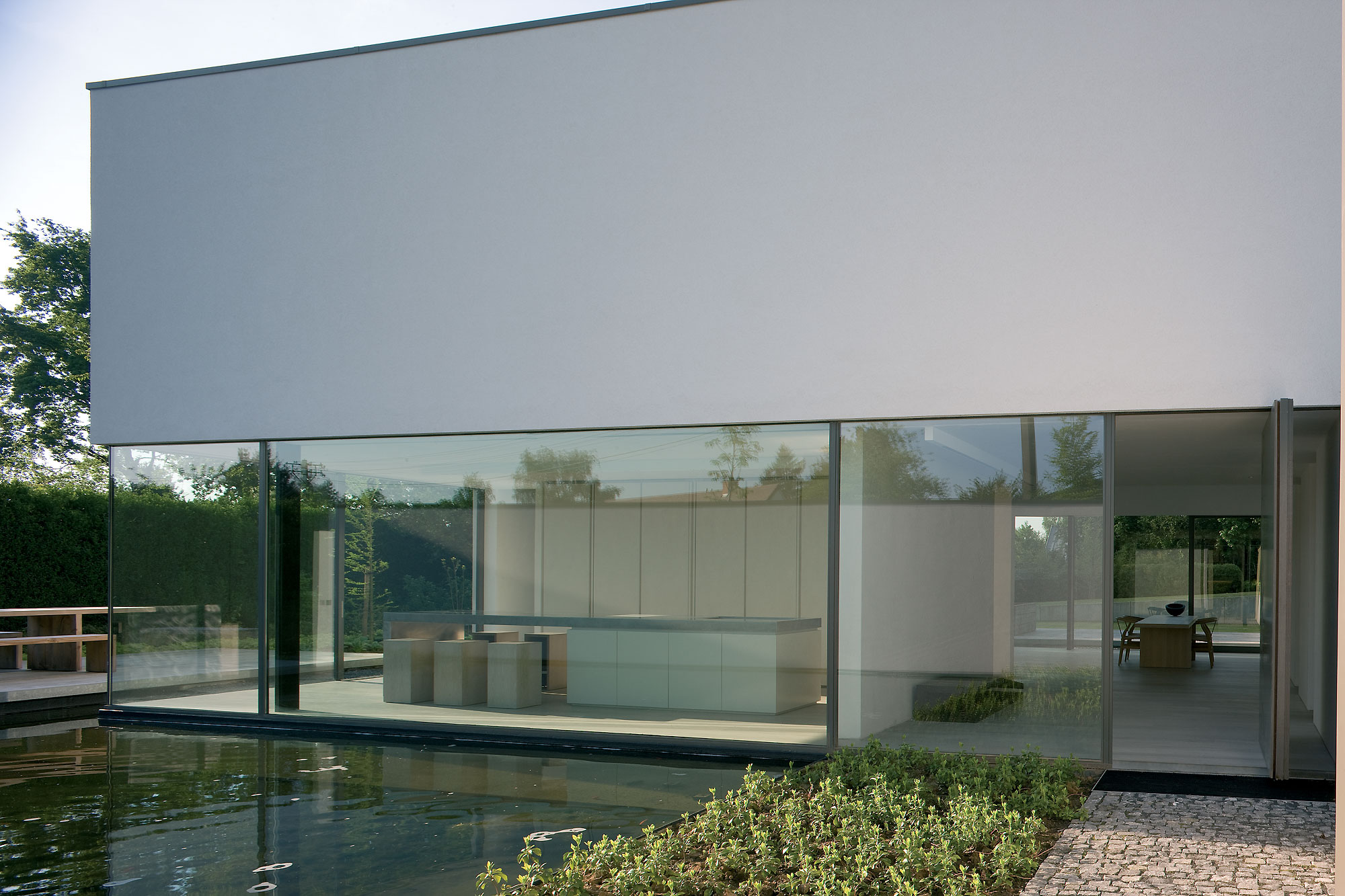 moderne villa met vijver