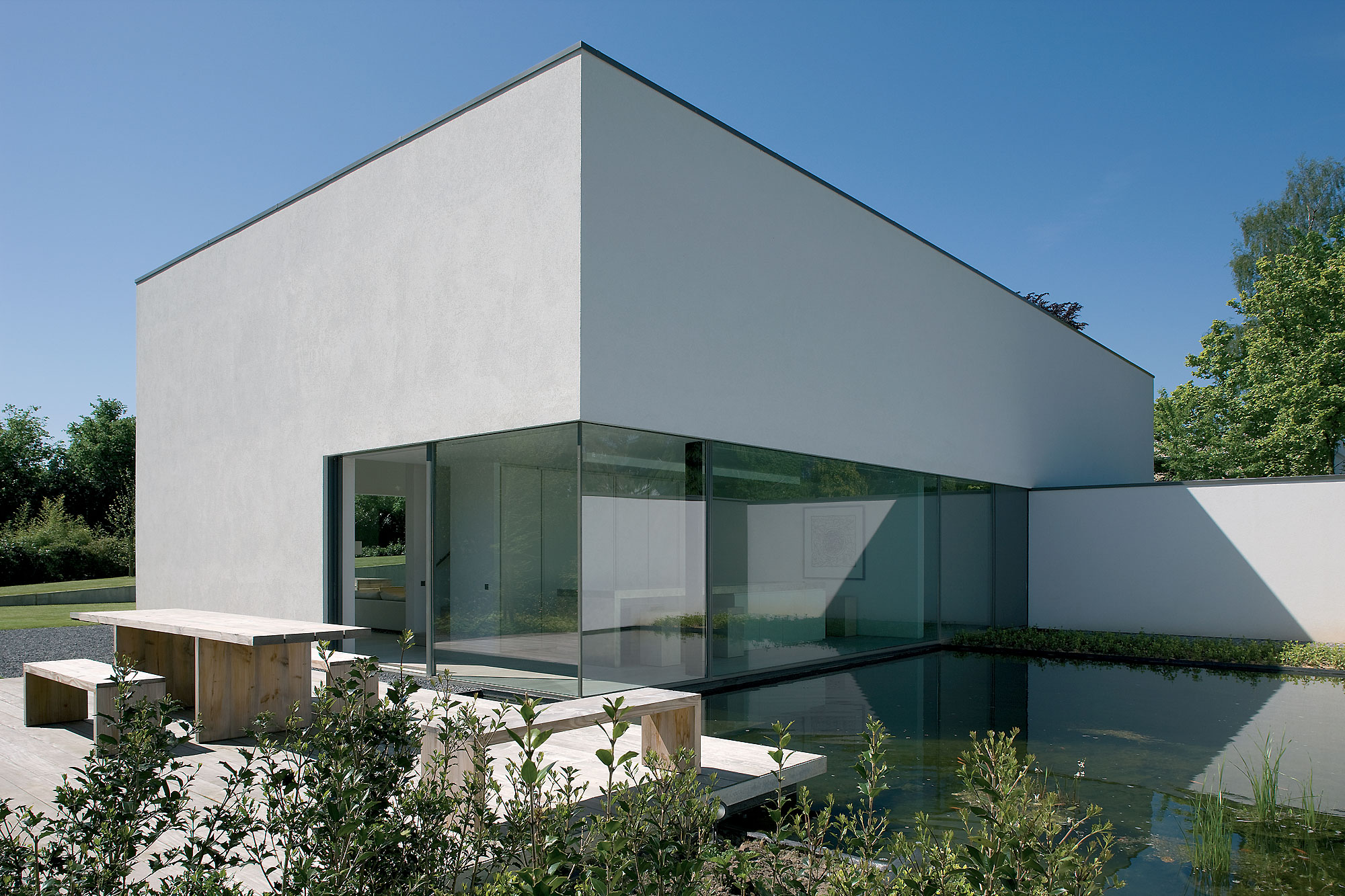 witte villa met terras