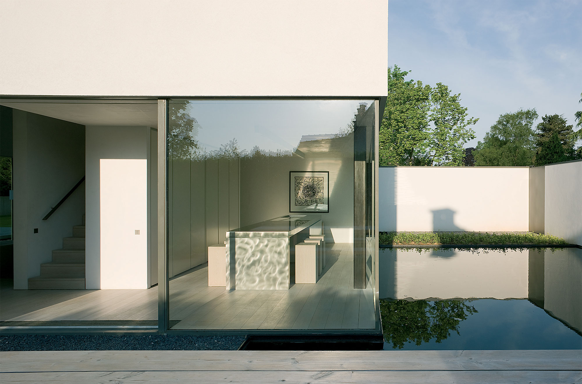 moderne villa met grote ramen