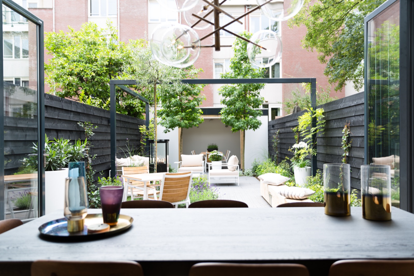 luxe eetkamer met uitkijk op tuin