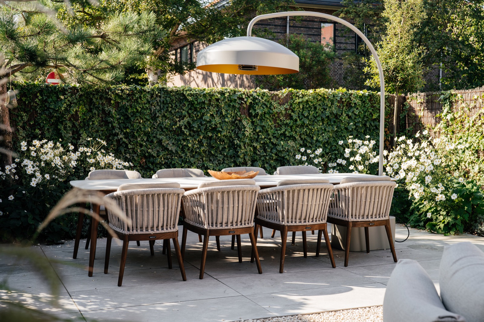 tuin met luxe buitentafel en stoelen