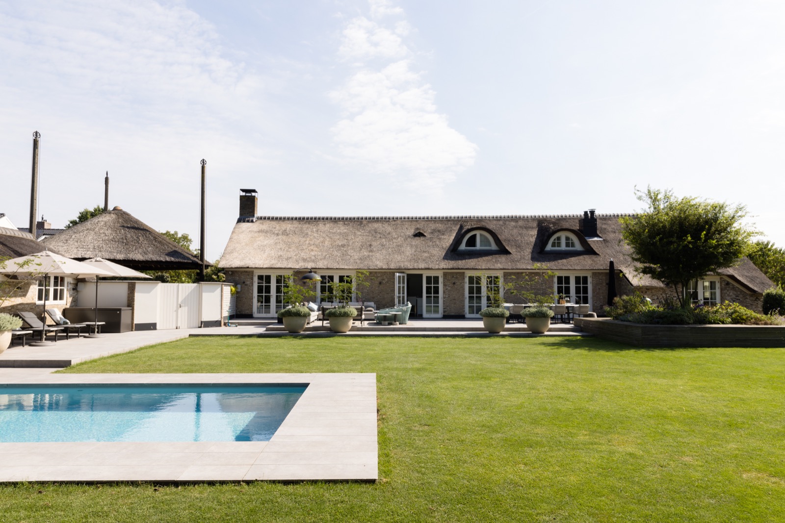 luxe tuinontwerp met zwembad